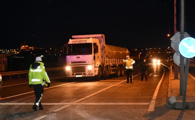 Tekirdağ Valisi Yıldırım İstanbul yönündeki yollarda ekipleri ziyaret etti