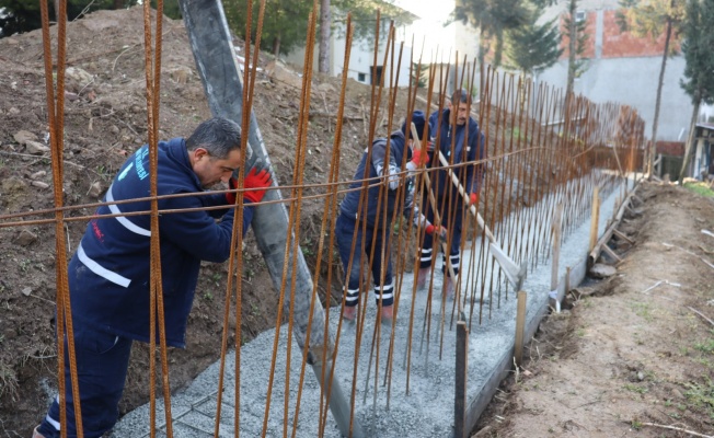 İzmit Belediyesi Süleymaniye Camii’ne istinat duvarı yapıyor