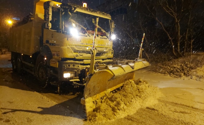 Gebze’de karla mücadele sürüyor