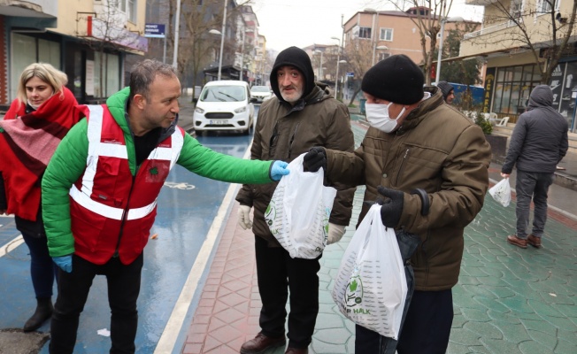 İzmit Belediyesi, ürettiği istiridye mantarını vatandaşlara dağıttı