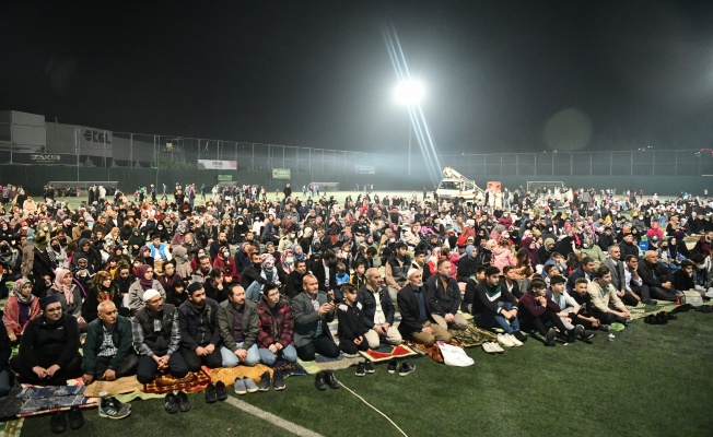 Stadyumda teravih namazı kılındı