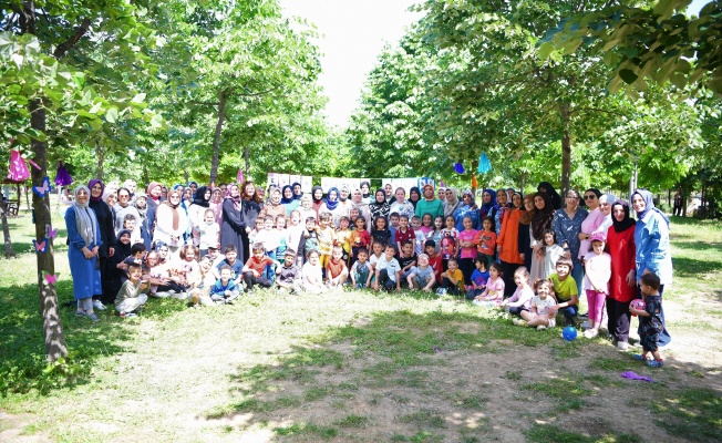 Çocuk kulübü öğrencileri ve velileri piknikte eğleniyor