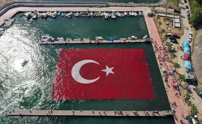 1923 metrekarelik dev Türk bayrağı Darıca’da açıldı