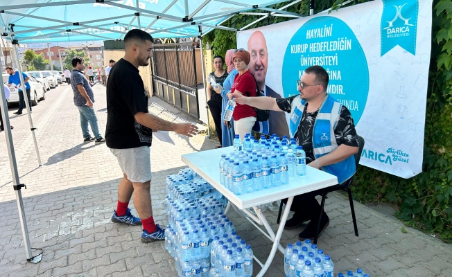 Darıca Belediyesi'nden YKS’ye Giren Öğrencilere Su İkramı