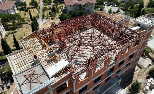 Cemevinde çatı imalatı sürüyor