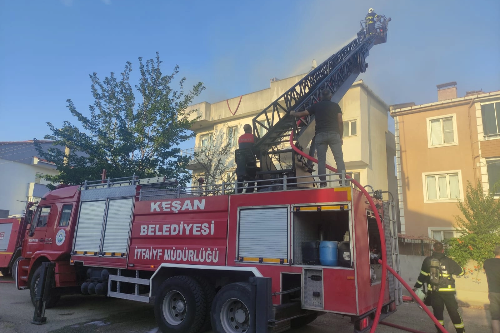 Edirne Keşan'da apartman çatısında yangın