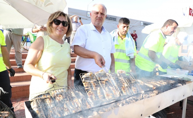 Karamürsel'de binlerce vatandaşa balık ekmek ikramı