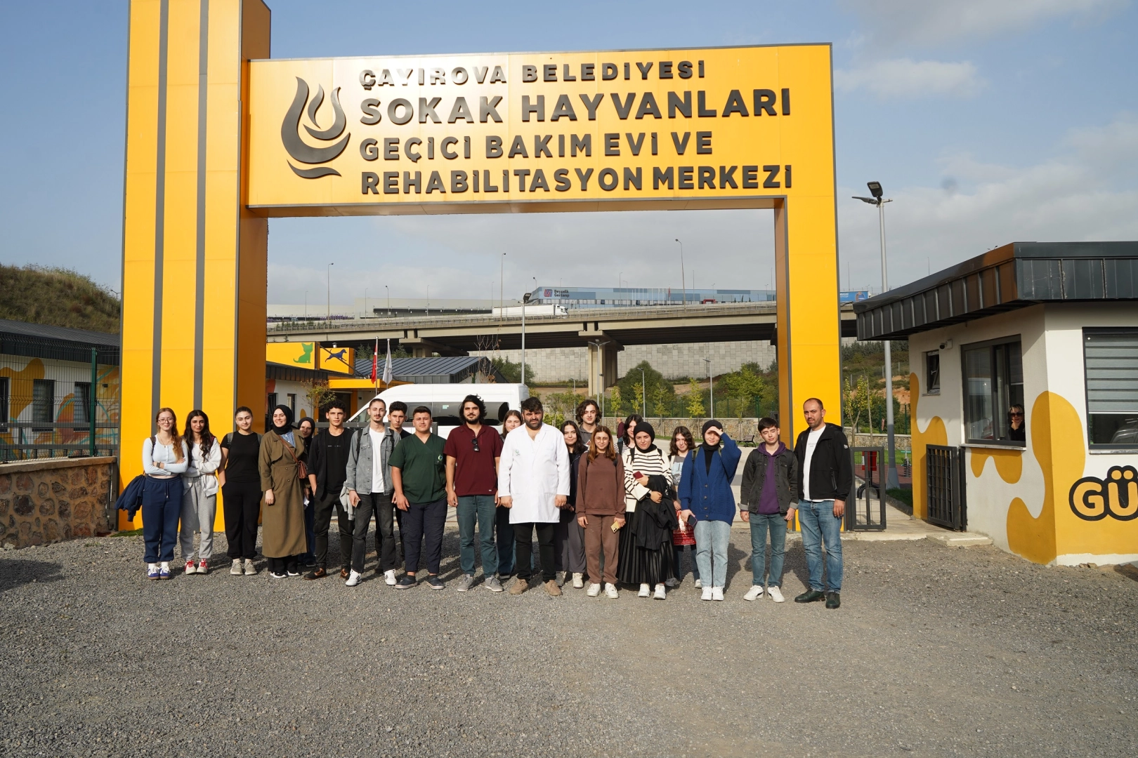 Kocaeli'de gençlerden sokak hayvanları merkezine ziyaret