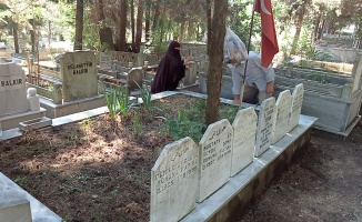 Deprem şehitleri mezarlıkta dualarla anıldı