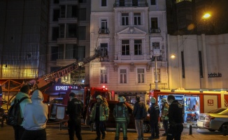 Beyoğlu'ndaki iş merkezinde çıkan yangın söndürüldü