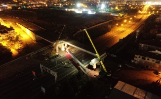 Otoyol köprüsünde kiriş montajı gece yapıldı