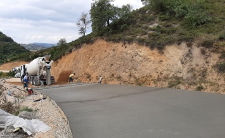 Köyleri arasına beton yol yapılıyor