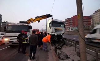 Gebze'de tır bariyerlere çarptı