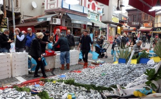 Kilosu 10 liraya düşen hamsi balık pazarlarını hareketlendirdi