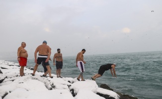 İstanbul'da buz gibi havada denizde yüzdüler