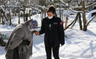 Kocaeli'de evinde mahsur kalan yaşlı kadın ekiplerce kurtarıldı