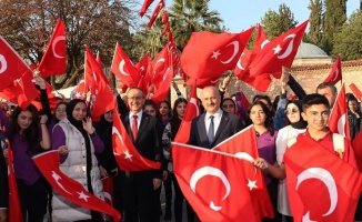 Gebzelilere Türk bayrağı dağıtıldı